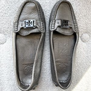 Women’s Tory Burch chrome silver flats size 7.5.